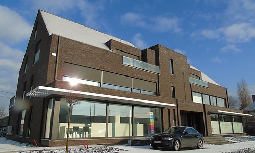 Kantoorgebouw en 2 duplexappartementen in Deinze